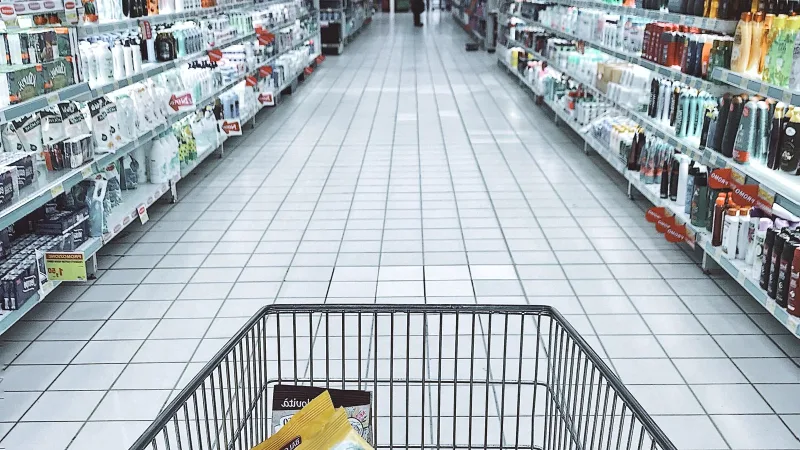 Market reyonunda temel gıda stoğu